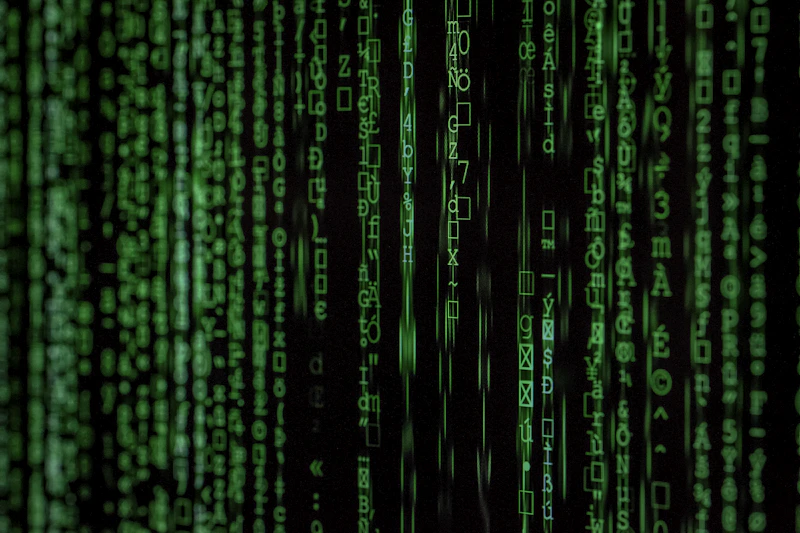 Apstraktni prikaz digitalnih znakova koji padaju poput kiše podataka